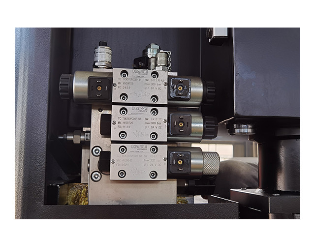 Hydraulic valve group