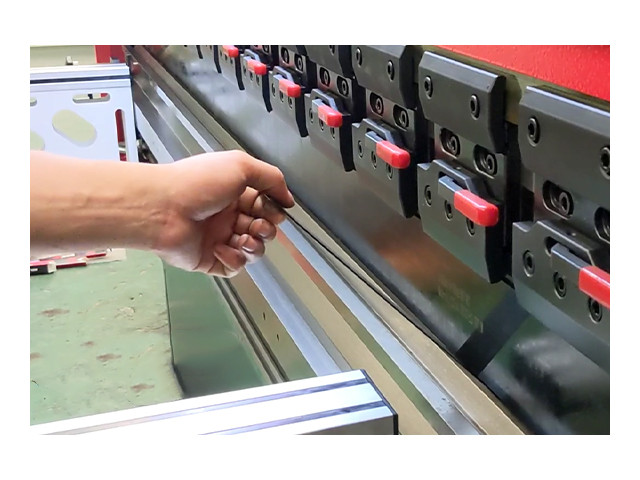 High-precision press brake 