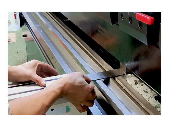High-precision press brake 