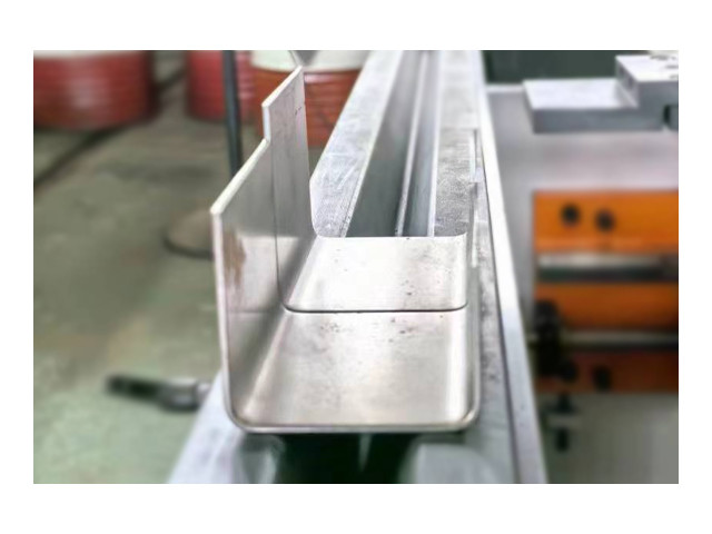 High-precision press brake 