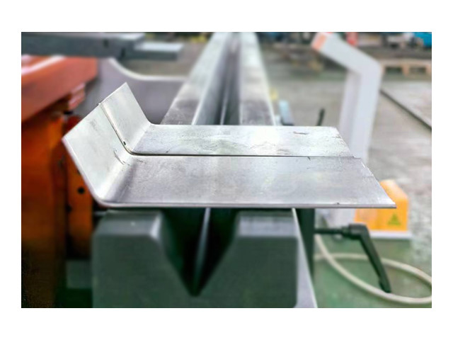 High-precision press brake 