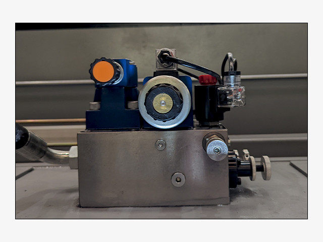Hydraulic valve group