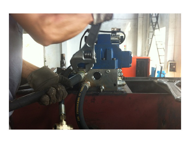 Guillotine Shearing Machine Assembling hydraulic valves