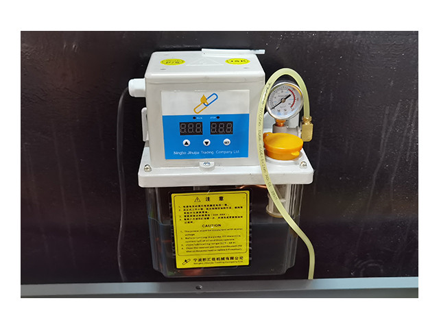 Double Table Seal Fiber Laser Cutting Machine Automatic lubrication device