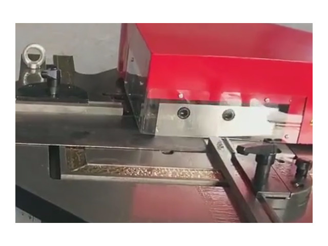 Hydraulic Notching Machine Corner cutting display