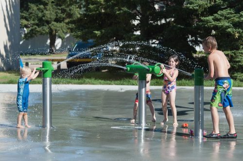 Double splash pump for water play equipment