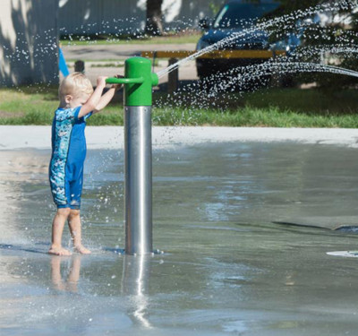 Single splash pump for water play equipment