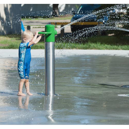 Single splash pump for water play equipment