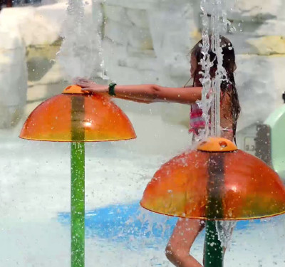 Mushroom splash pump for water play equipment