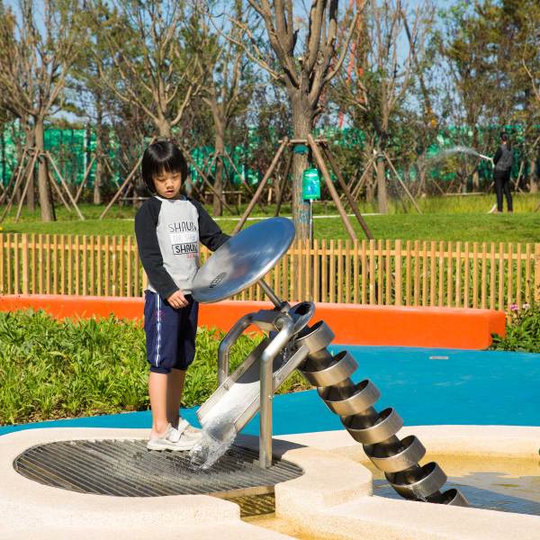 Archimedes screws for water play equipment