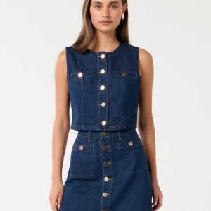 Jacket Combines a Vintage Silhouette Round Neckline Button Closure at Chest Sleeveless Short Tops