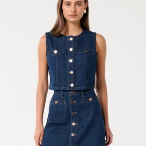 Jacket Combines a Vintage Silhouette Round Neckline Button Closure at Chest Sleeveless Short Tops