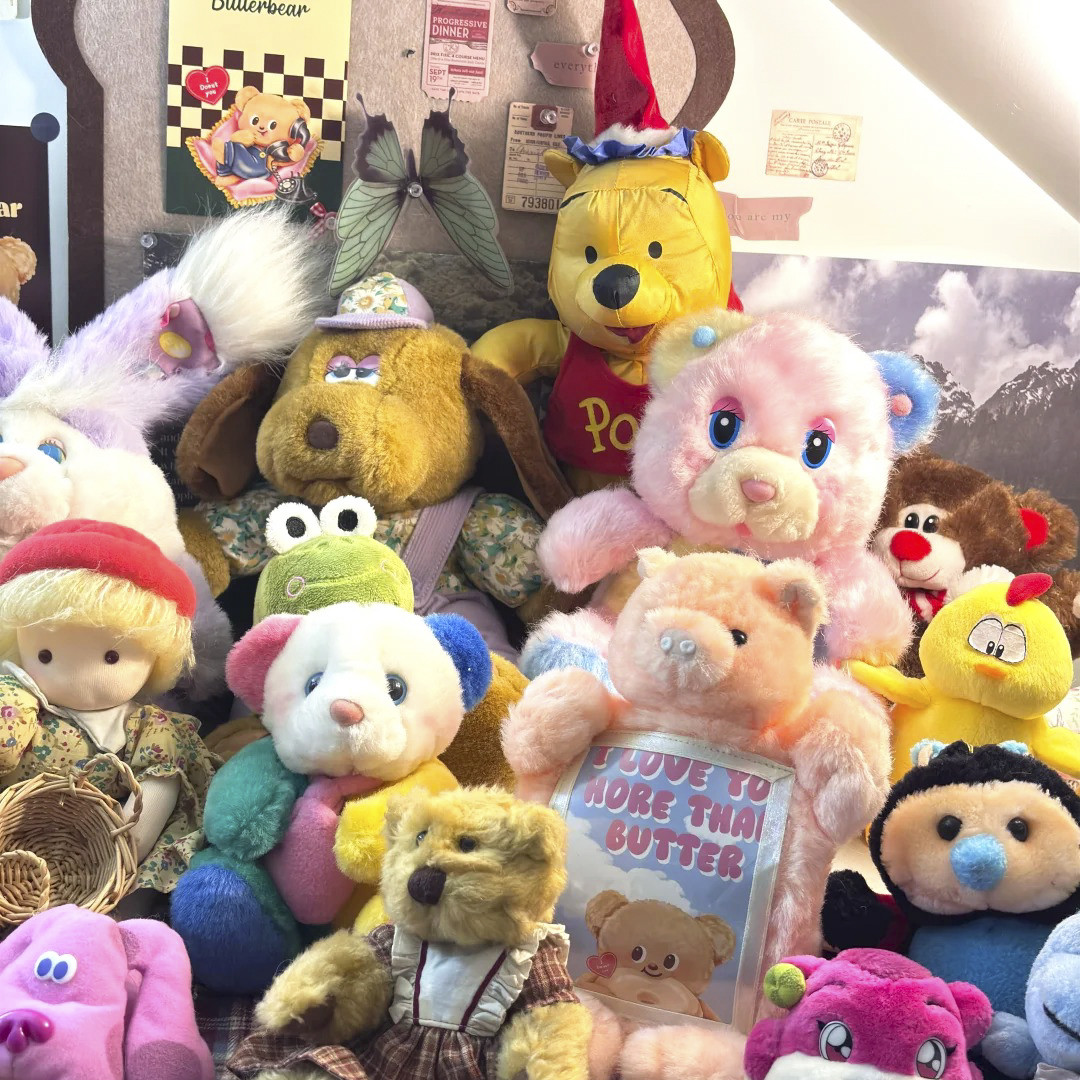 What are the key factors influencing the price of custom-made plush toys?