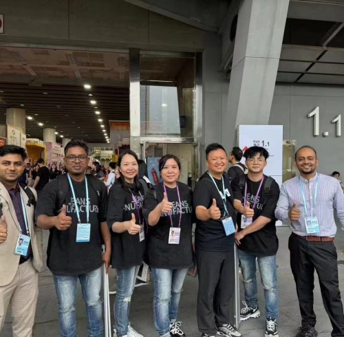 DiZNEW brille à la 135e Foire de Canton : votre destination de choix pour les jeans personnalisés