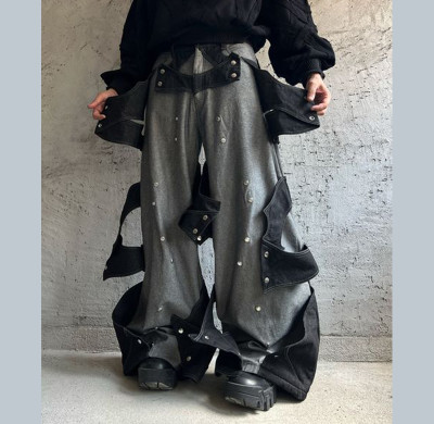 Maßgeschneiderte Avantgarde-Patchwork-Jeans in Schwarz und Grau mit Druckknöpfen - DiZNEW Denim