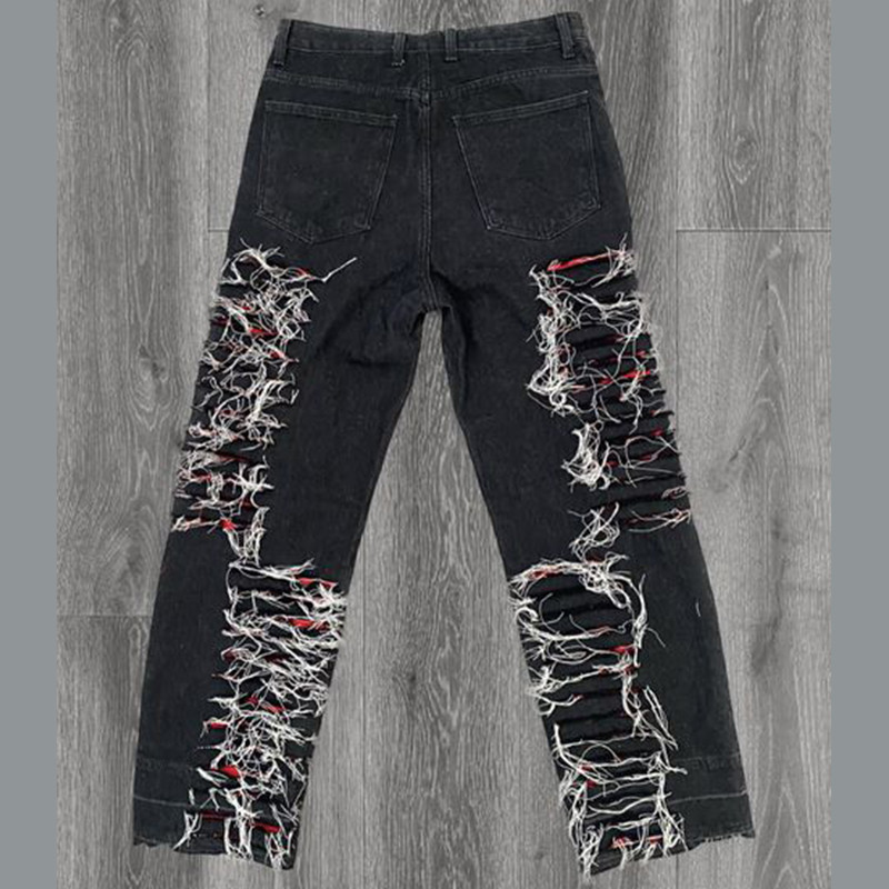 Zerfetzte schwarze Jeans