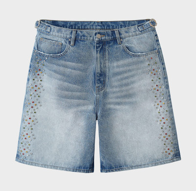 Short en jean clouté DiZNEW avec rivets colorés, style unique pour la mode estivale