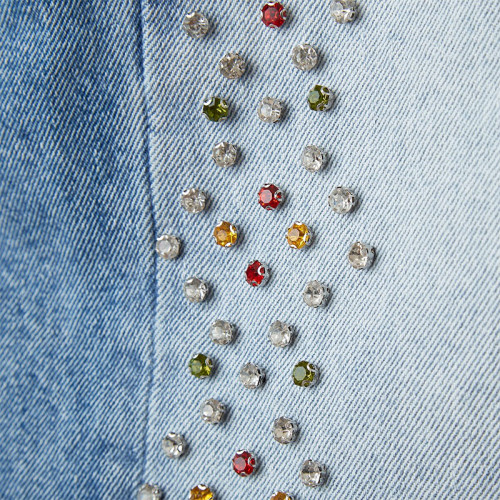 Short en jean clouté DiZNEW avec rivets colorés, style unique pour la mode estivale