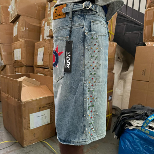 Short en jean clouté DiZNEW avec rivets colorés, style unique pour la mode estivale