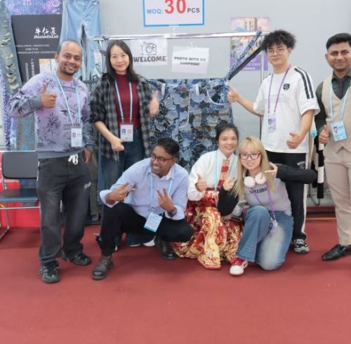 Un succès à la Foire de Canton : comment les pantalons en denim surdimensionnés de DiZNEW mettent en valeur nos solutions personnalisées en petites séries