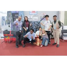 A Show-Stopper at Canton Fair: How DiZNEW’s Oversized Denim Pants Highlight Our Small-Batch Custom Solutions
