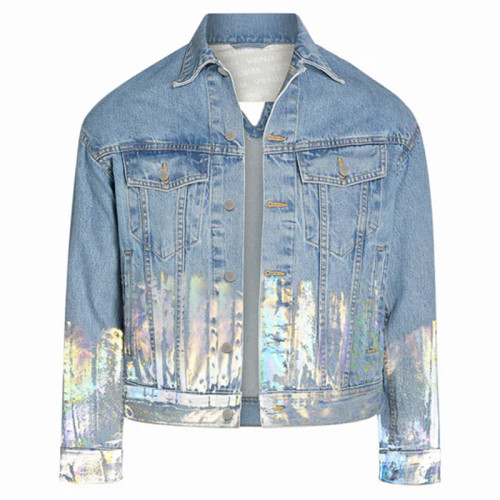 Veste en jean personnalisée avec feuille holographique dorée – Un streetwear de luxe avec une touche moderne