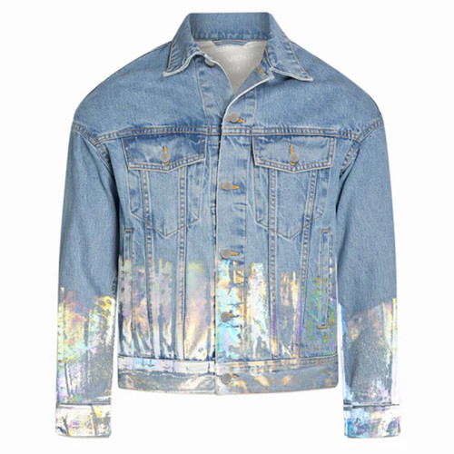 Veste en jean personnalisée avec feuille holographique dorée – Un streetwear de luxe avec une touche moderne