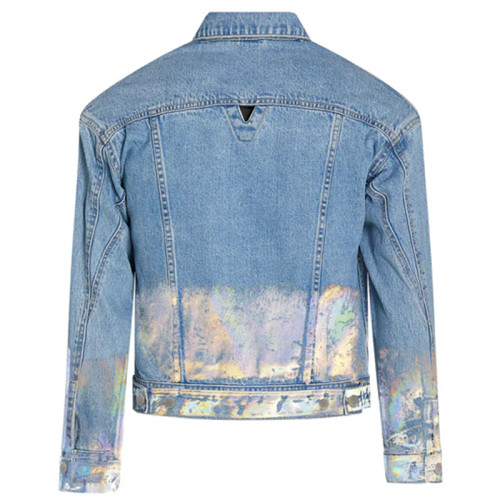 Veste en jean personnalisée avec feuille holographique dorée – Un streetwear de luxe avec une touche moderne