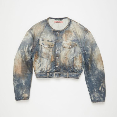 Individuell gestaltete Jeansjacke in Blau mit Farbspritzern im Vintage-Waschstil – mutiger Streetstyle