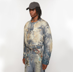 Individuell gestaltete Jeansjacke in Blau mit Farbspritzern im Vintage-Waschstil – mutiger Streetstyle