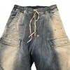 Maßgeschneiderte Cargohose aus Baumwoll-Denim mit weitem Bein und roten gestickten Aufnähern