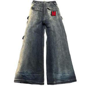 Maßgeschneiderte Cargohose aus Baumwoll-Denim mit weitem Bein und roten gestickten Aufnähern