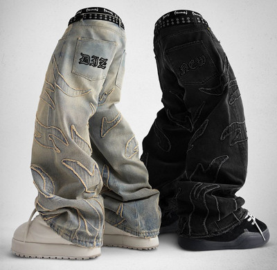 Maßgeschneiderte Jeanshose im Vintage-Stil mit verwaschenen, bestickten Aufnähern – Übergroße Jeans