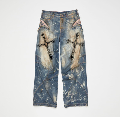 Maßgeschneiderte Jeans aus gewaschenem Vintage-Denim mit abgenutztem gotischen Kreuz-Design