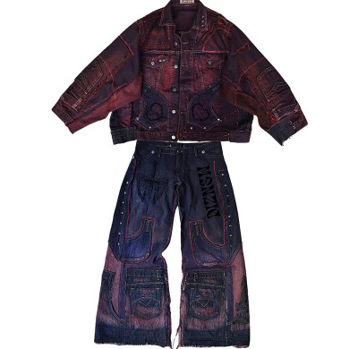 Maßgeschneidertes Distressed-Denim-Set: Personalisierte Jacke und Jeans mit weitem Bein und roten Nähten