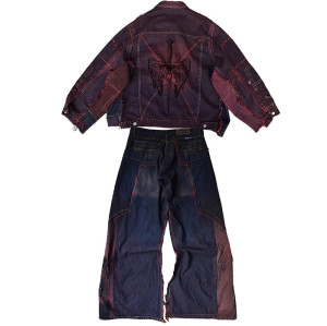 Maßgeschneidertes Distressed-Denim-Set: Personalisierte Jacke und Jeans mit weitem Bein und roten Nähten