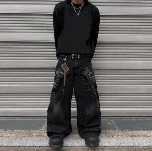 Maßgefertigte schwarze Jeanshose mit weitem Bein: Streetwear-Stil im Distressed-Graffiti-Stil
