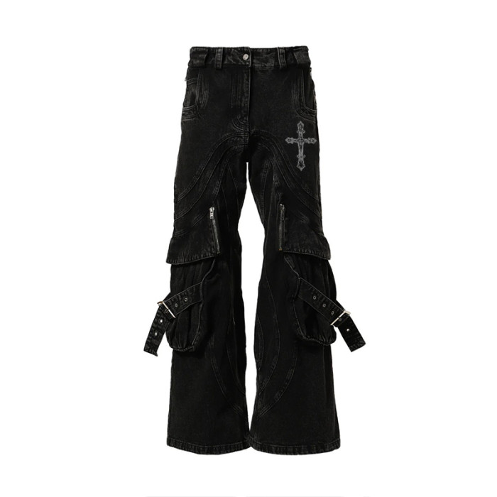 Maßgeschneiderte schwarze Gothic-Jeans mit weitem Bein, Kreuzstickerei und Schnallendetails