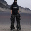 Maßgeschneiderte Gothic-Jeans im Distressed-Stil mit weitem Bein, Cargo-Taschen und Punk-inspirierten Details