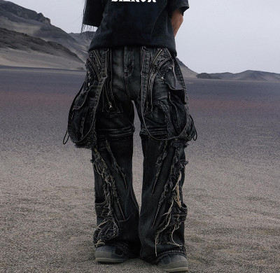 Maßgeschneiderte Gothic-Jeans im Distressed-Stil mit weitem Bein, Cargo-Taschen und Punk-inspirierten Details