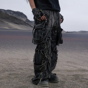 Maßgeschneiderte Gothic-Jeans im Distressed-Stil mit weitem Bein, Cargo-Taschen und Punk-inspirierten Details