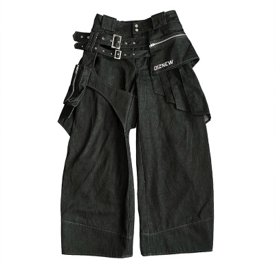 Maßgeschneiderte schwarze Jeanshosen im Lagenlook - Avantgarde Streetwear Solutions