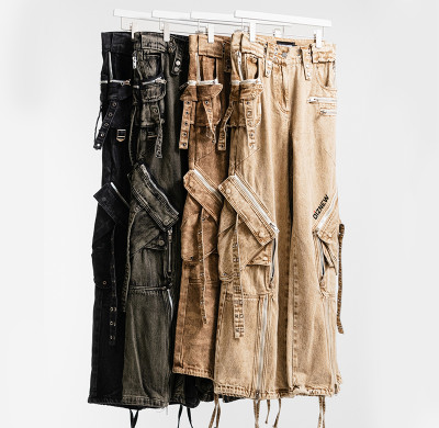Individuell gestaltete Baggy-Jeans für Herren mit zerrissenen Jeans und silbernen Nieten