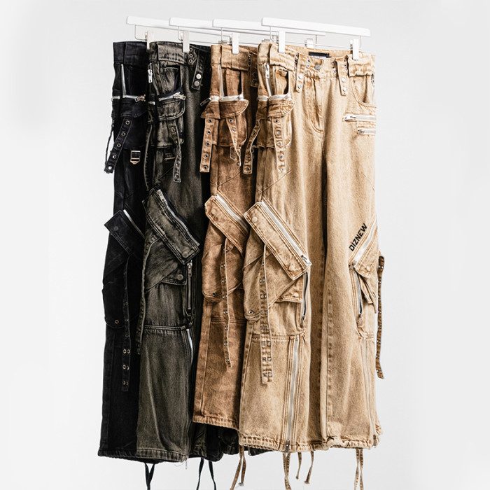 Individuell gestaltete Baggy-Jeans für Herren mit zerrissenen Jeans und silbernen Nieten