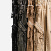 Individuell gestaltete Baggy-Jeans für Herren mit zerrissenen Jeans und silbernen Nieten