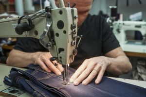 Wo werden Cinch-Jeans hergestellt? Entdecken Sie unsere herausragende Produktion von kundenspezifischem Denim