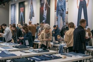 Woher beziehen Jeanshersteller ihre Stoffe?