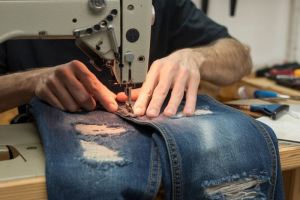 Wie bearbeiten Hersteller Jeans?