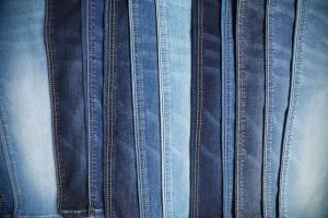 Comment le denim est-il fabriqué ? Plongée dans l'histoire, la production et l'évolution du denim