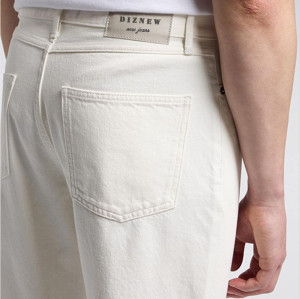 Maßgefertigte weiße Blanko-Jeans mit geradem Bein und minimalistischem Denim